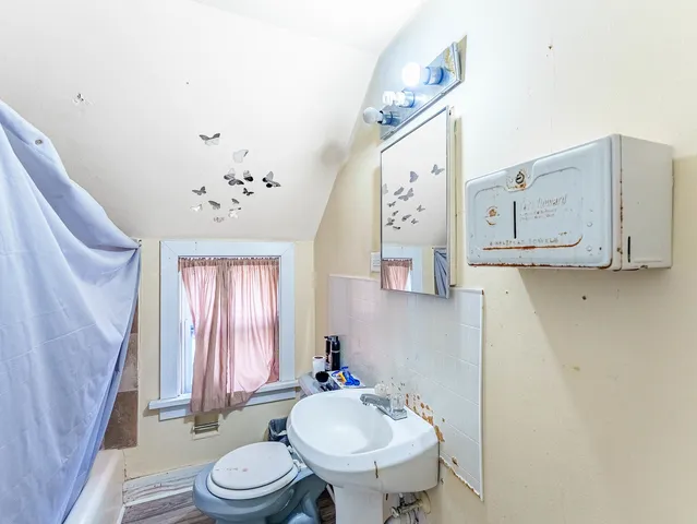 $140,000 | 1014 Washington Street, Waukegan, IL 60085