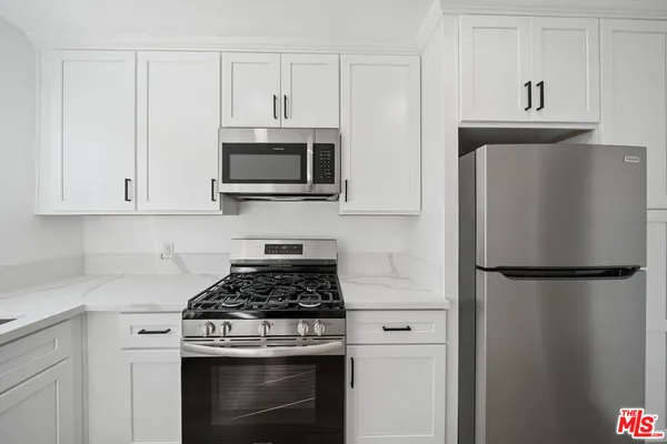 $2,095 | 252 South New Hampshire Avenue, Unit 10, Los Angeles, CA 90004