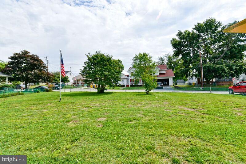 8117 Edgewater Road Clearwater Beach, MD 21226 - Photo 20 of 25 Large Fenced back yard