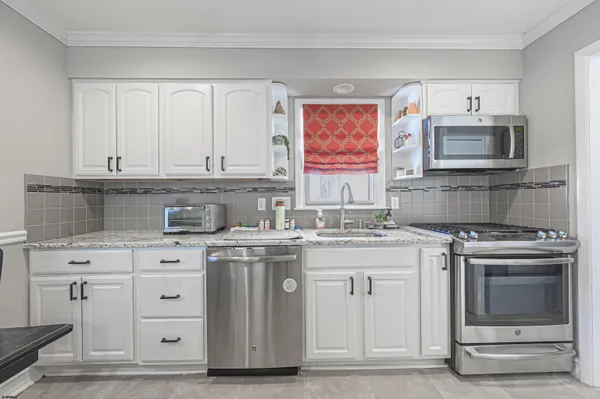 $975,000 | 17 East Colmar Circle, Margate City, NJ 08402