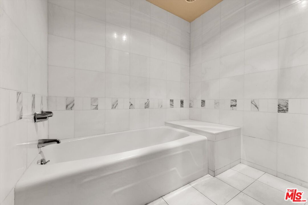 10445 Wilshire Boulevard, Unit 904 Los Angeles, CA 90024 - Photo 23 of 40 a bathroom with a bathtub