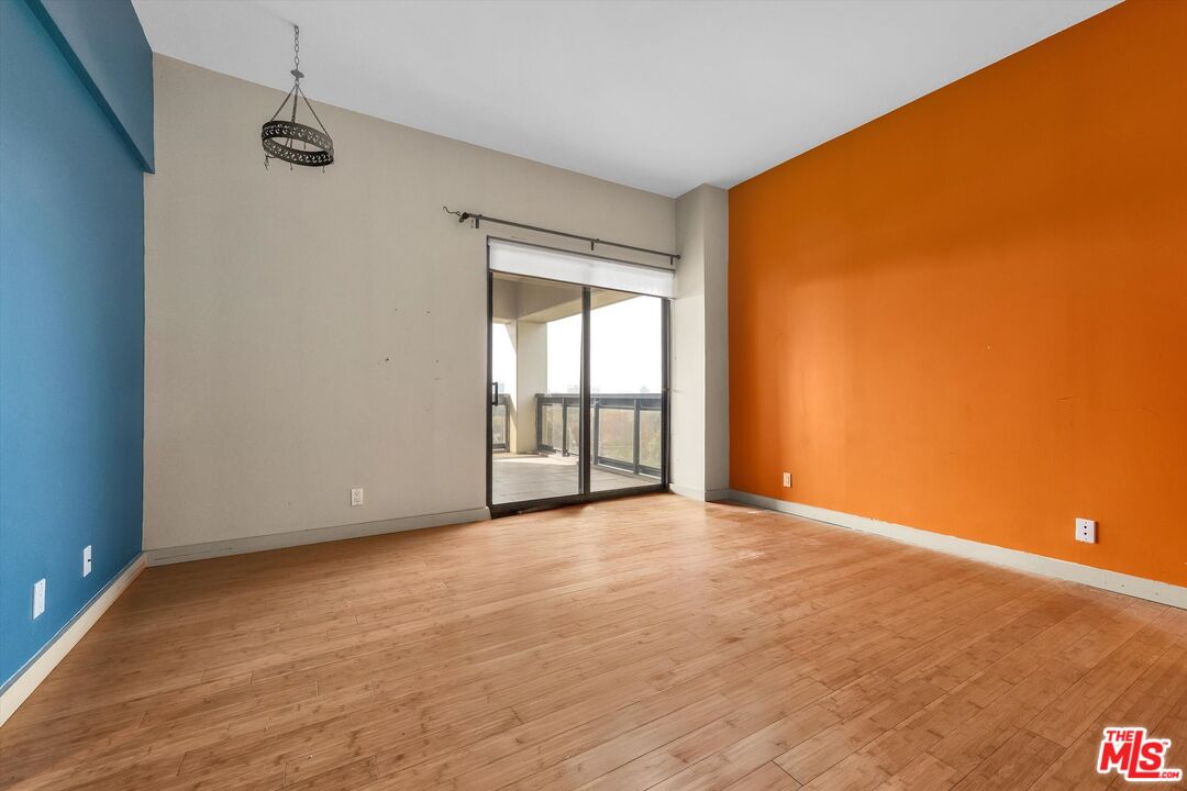 10445 Wilshire Boulevard, Unit 904 Los Angeles, CA 90024 - Photo 28 of 40 a view of an empty room with windows