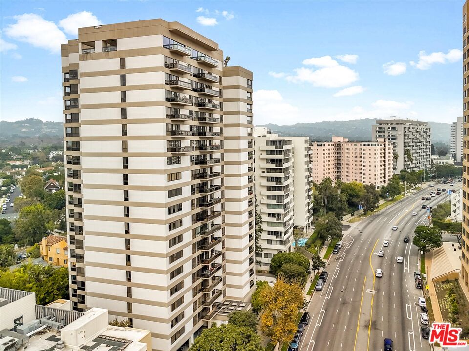 10445 Wilshire Boulevard, Unit 904 Los Angeles, CA 90024 - Photo 39 of 40 a view of a city with tall buildings