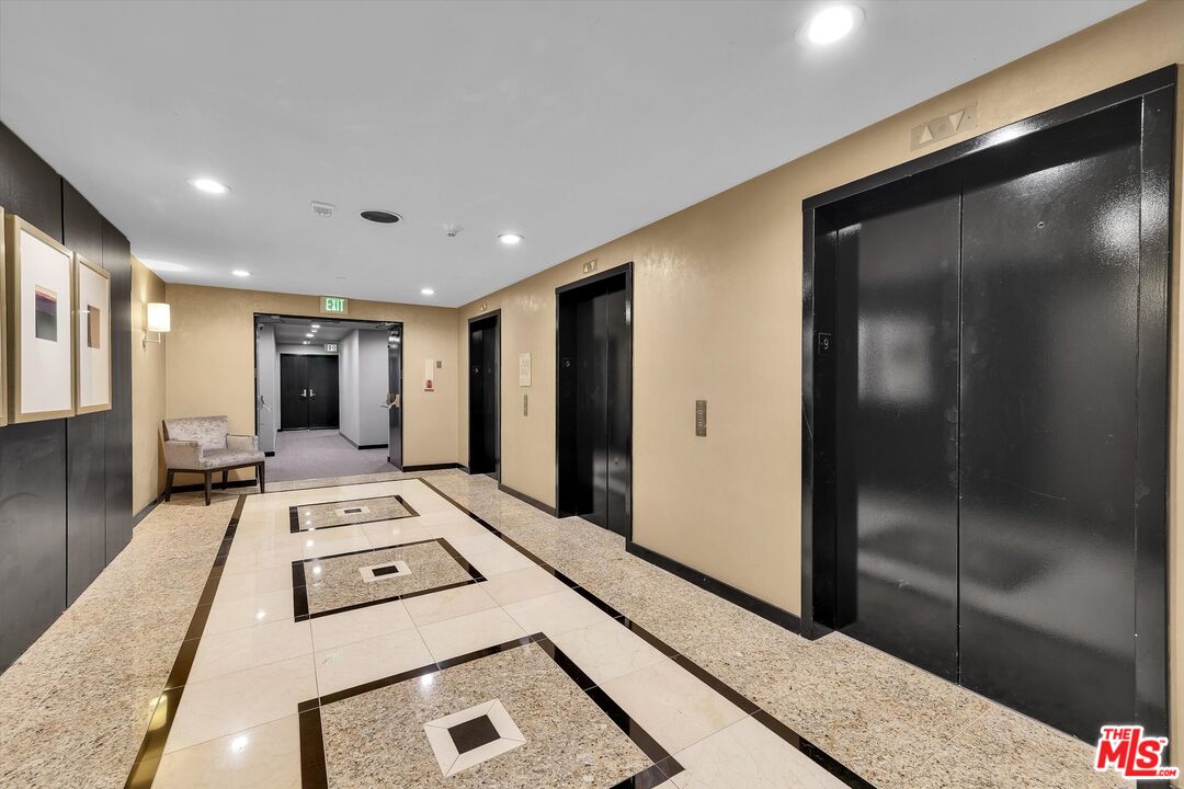 10445 Wilshire Boulevard, Unit 904 Los Angeles, CA 90024 - Photo 4 of 40 a very nice looking room with a large mirror