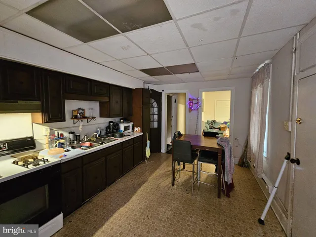 a view of a kitchen and dining room