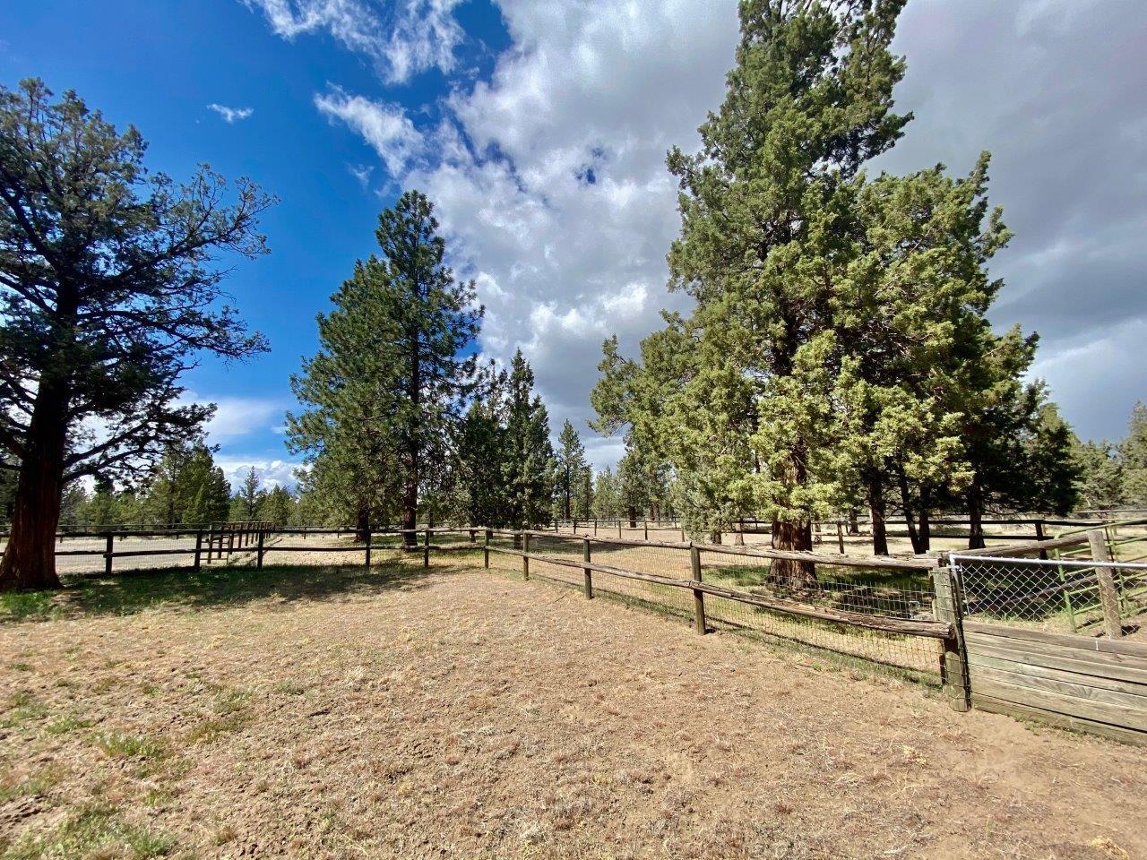 67708 Cloverdale Road Sisters, OR 97759 - Photo 20 of 42 Paddock #5