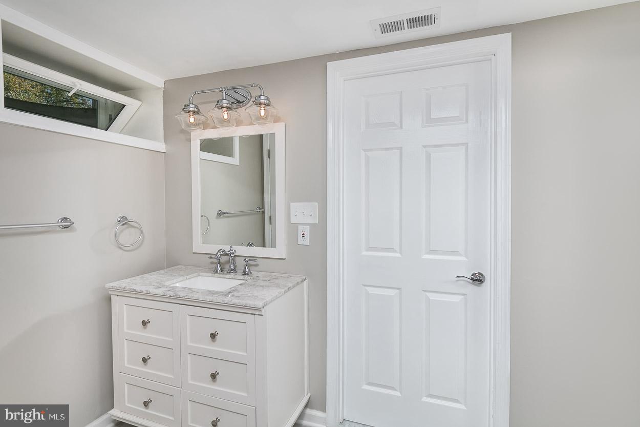 3707 Coronado Road Baltimore, MD 21244 - Photo 27 of 30 Bath