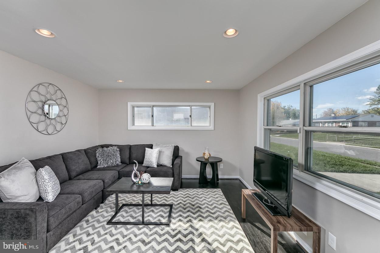 3707 Coronado Road Baltimore, MD 21244 - Photo 6 of 30 Living Room