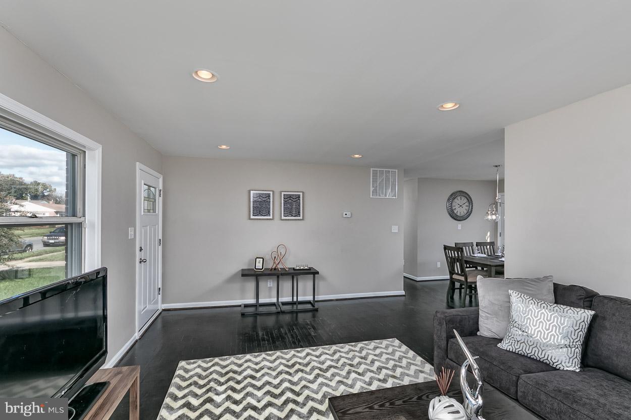 3707 Coronado Road Baltimore, MD 21244 - Photo 7 of 30 Living Room