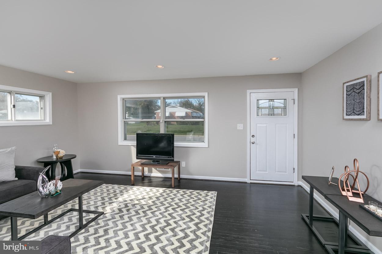 3707 Coronado Road Baltimore, MD 21244 - Photo 8 of 30 Living Room