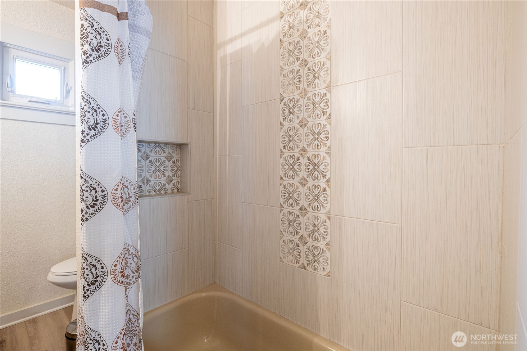 318 4th Street Southwest Puyallup, WA 98371 - Photo 21 of 40 a bathroom with a shower curtain and a window