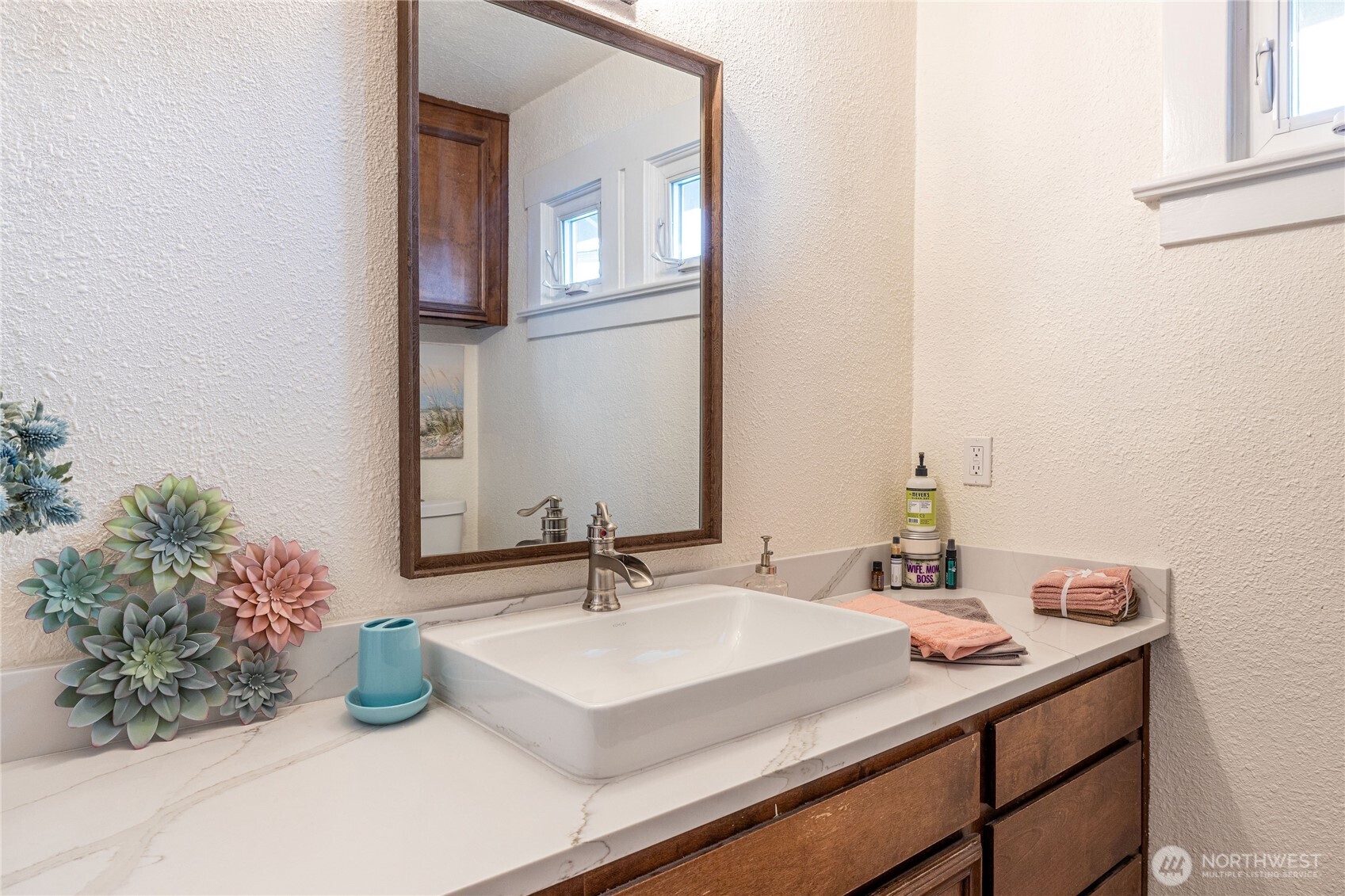 318 4th Street Southwest Puyallup, WA 98371 - Photo 22 of 40 a bathroom with a sink and a mirror