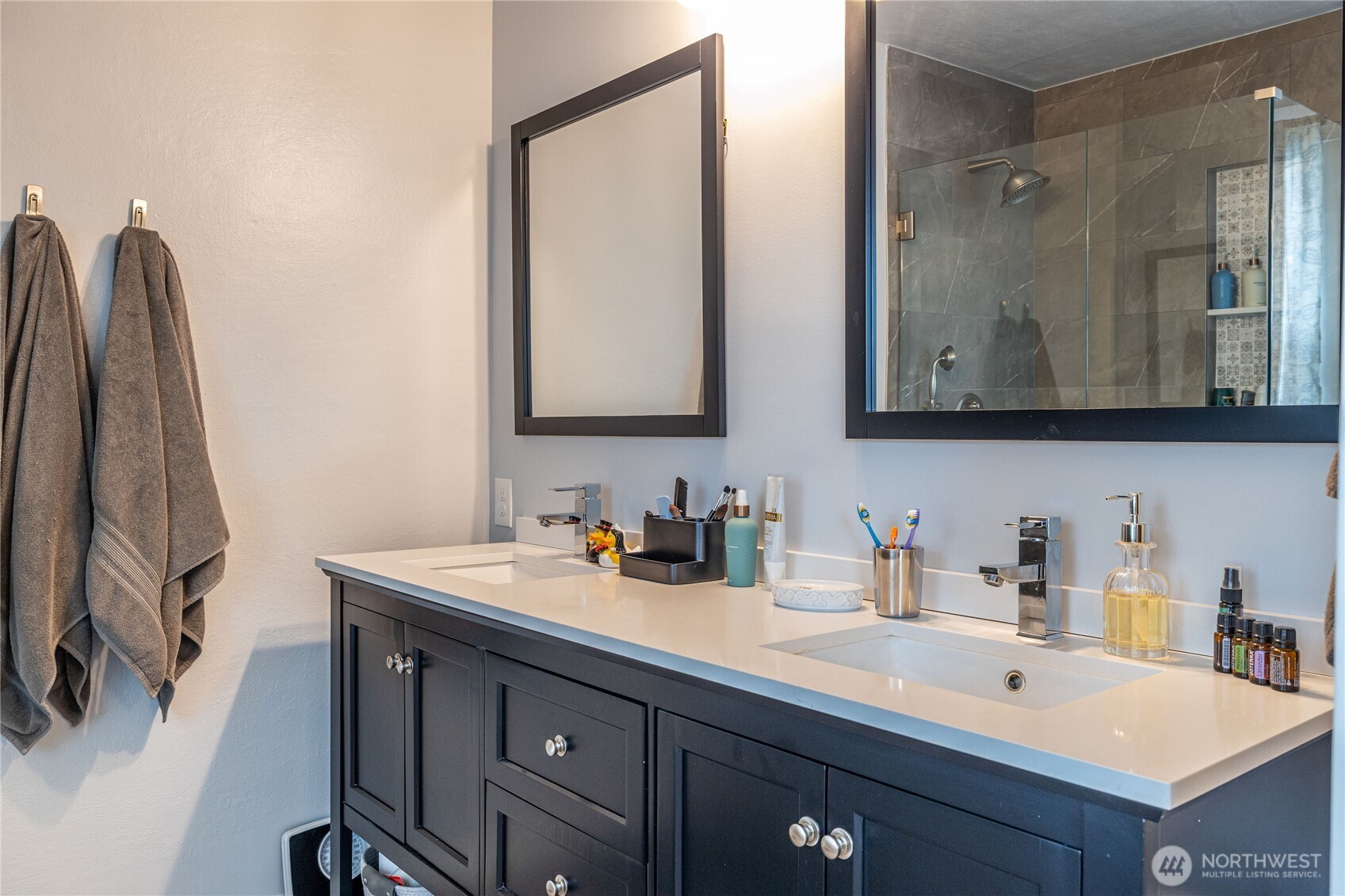 318 4th Street Southwest Puyallup, WA 98371 - Photo 26 of 40 a bathroom with a sink and a mirror