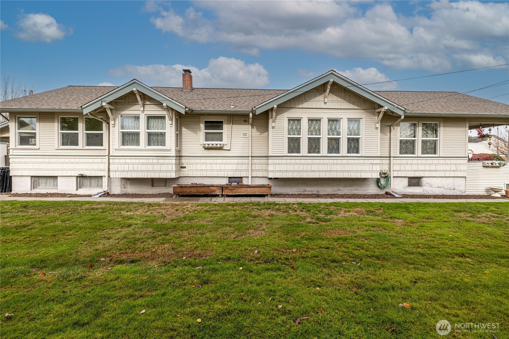318 4th Street Southwest Puyallup, WA 98371 - Photo 4 of 40 a front view of a house with a yard