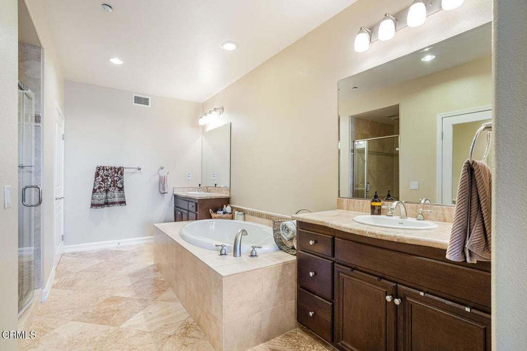 1541 Windshore Way Oxnard, CA 93035 - Photo 22 of 42 a bathroom with a bathtub a double vanity sink and mirror