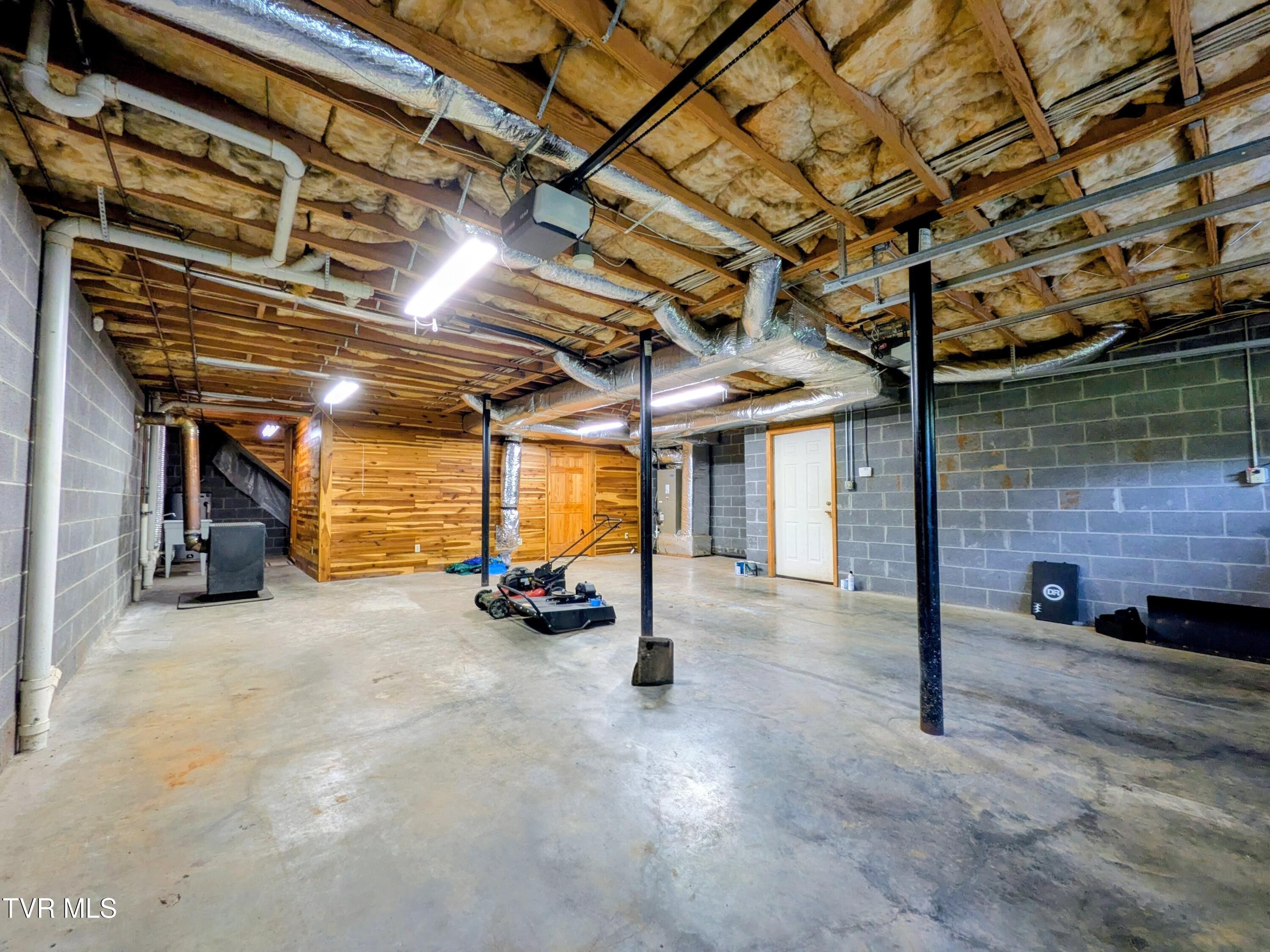 113 Nave Hollow Road Elizabethton, TN 37643 - Photo 43 of 91 Garage