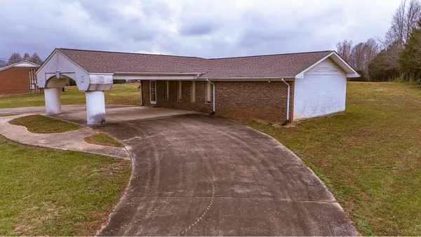 a view of a house with a yard