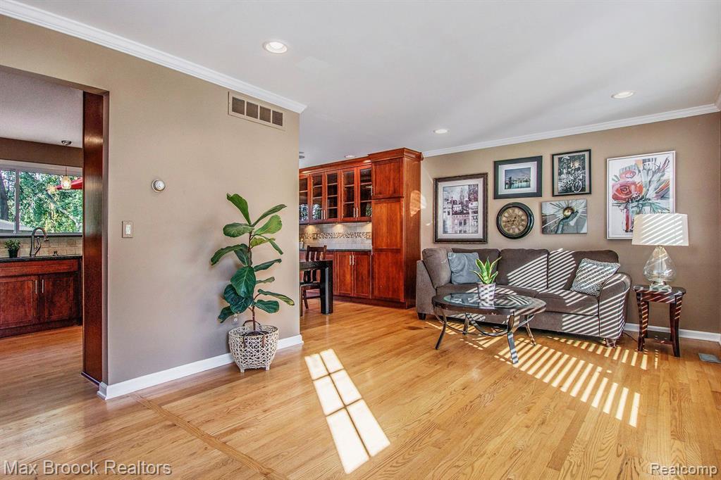 954 Hadley Road Rochester Hills, MI 48307 - Photo 4 of 43