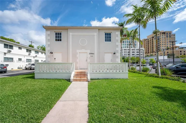 $2,395 | 217 Madeira Avenue, Unit 4, Coral Gables, FL 33134