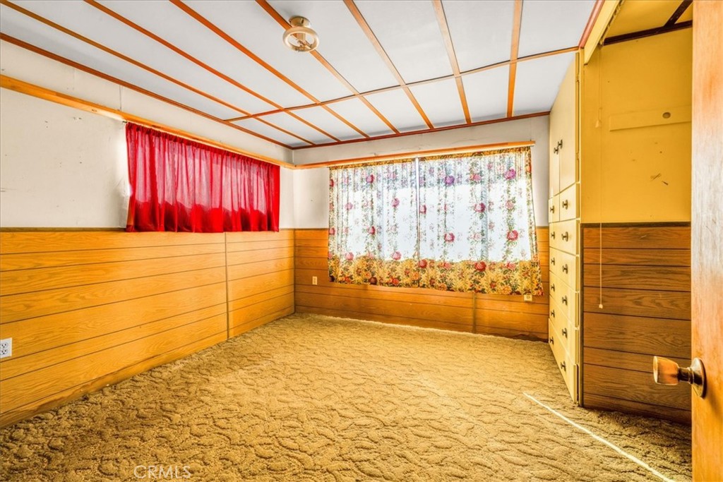 64720 Sonora Road Joshua Tree, CA 92252 - Photo 8 of 31 a room with a furniture and a window