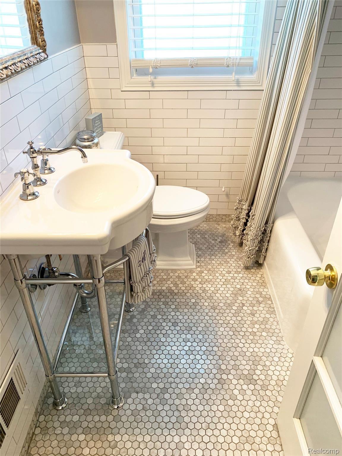 2396 Pembroke Road Birmingham, MI 48009 - Photo 42 of 54 MAIN BATHROOM-3.jpg