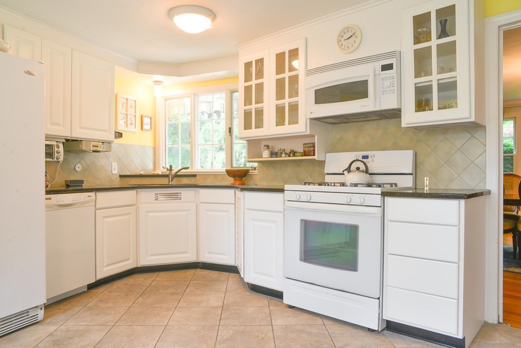216 Falmouth Road West Springfield, MA 01089 - Photo 5 of 30 Gallery Image 5