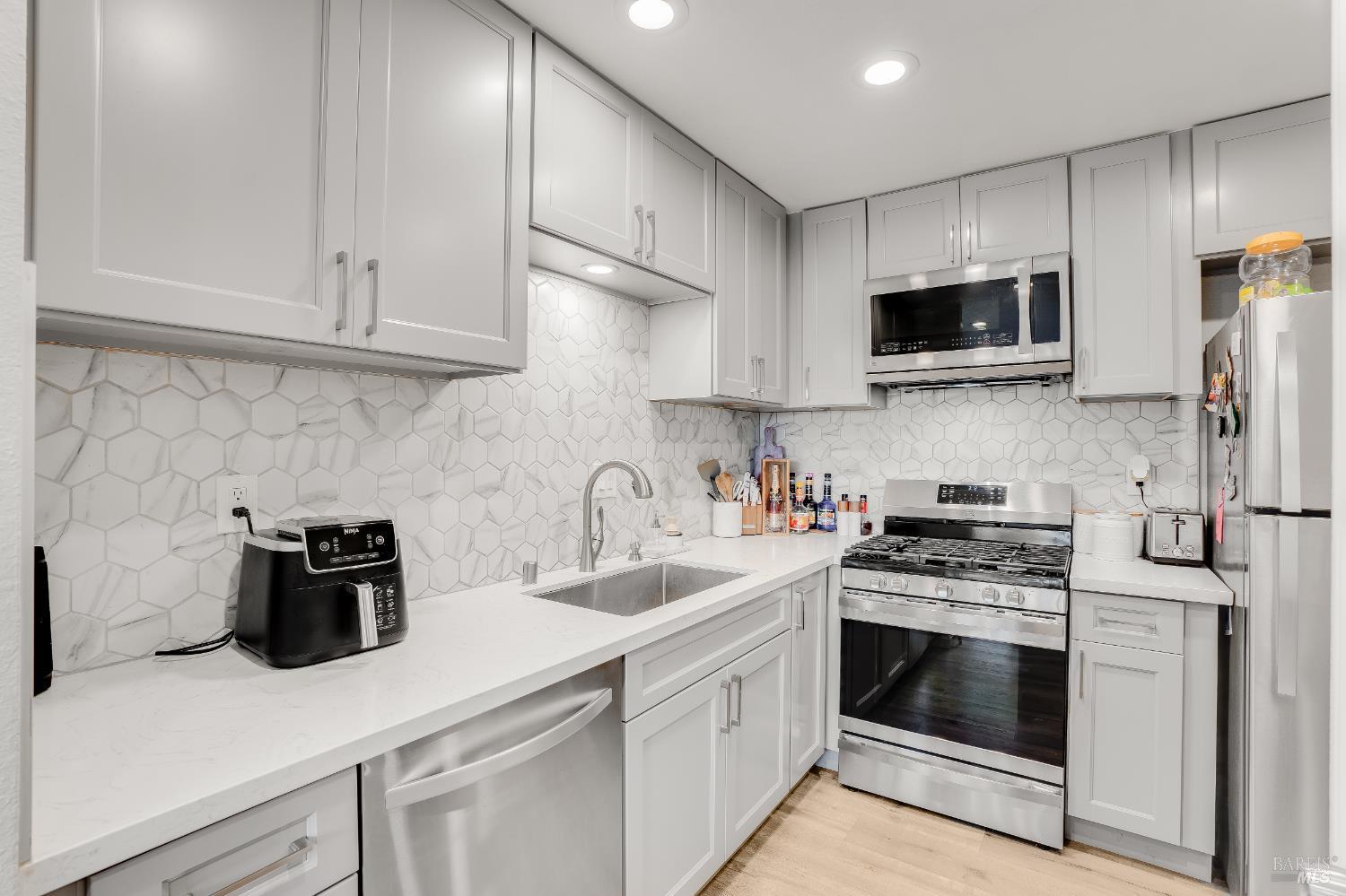 211 Apollo, Unit 5 Hercules, CA 94547 - Photo 4 of 18