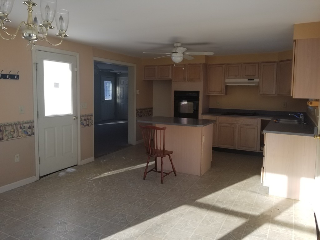 137 Daniels Road Charlton, MA 01507 - Photo 4 of 26 Gallery Image 4