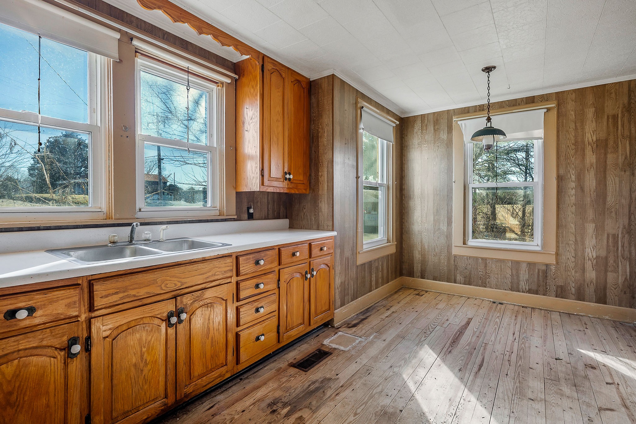 304 South Young Street Sparta, TN 38583 - Photo 12 of 20 a spacious bathroom with a granite countertop sink mirror and a large window