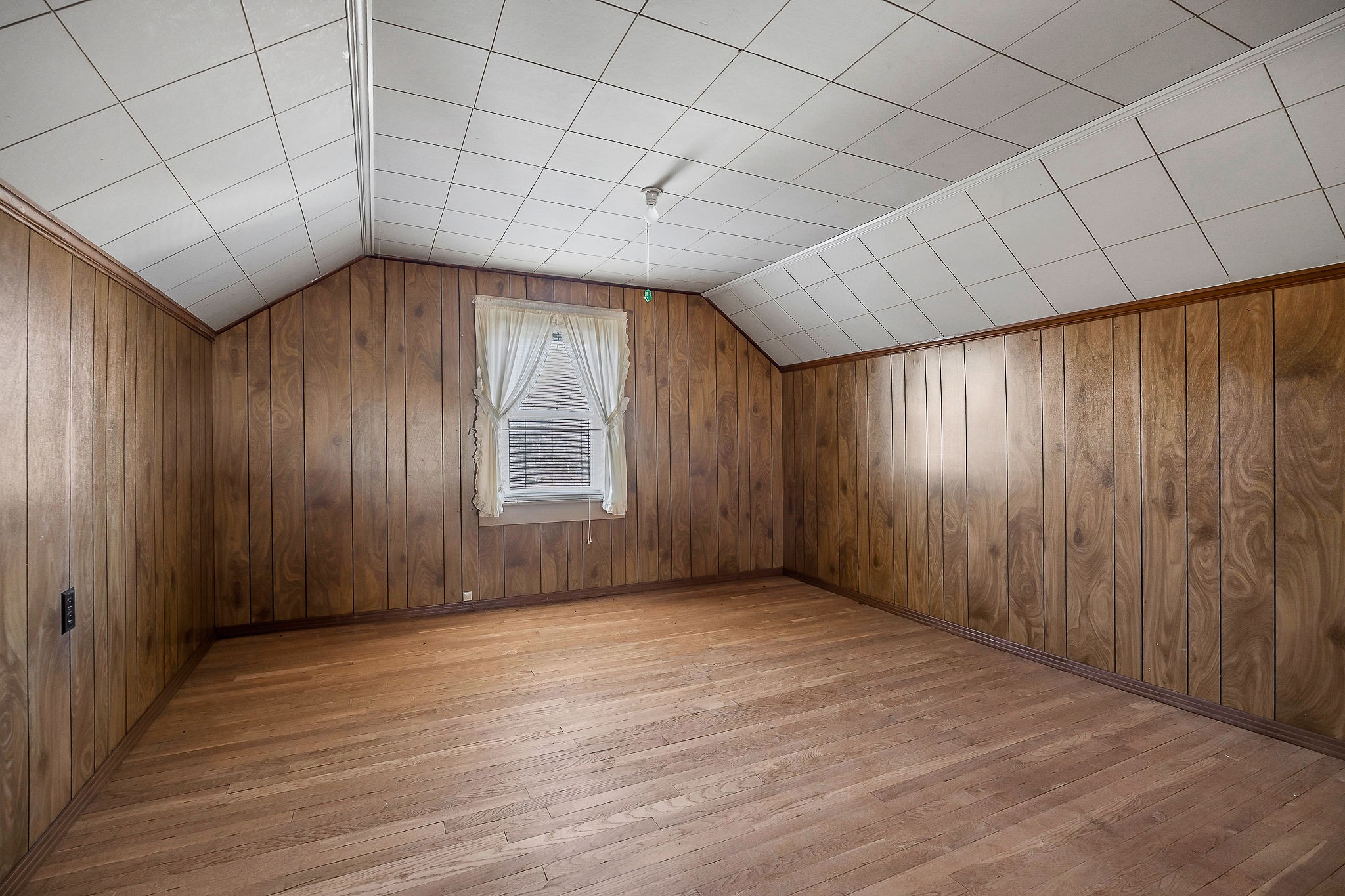 304 South Young Street Sparta, TN 38583 - Photo 19 of 20 an empty room with windows