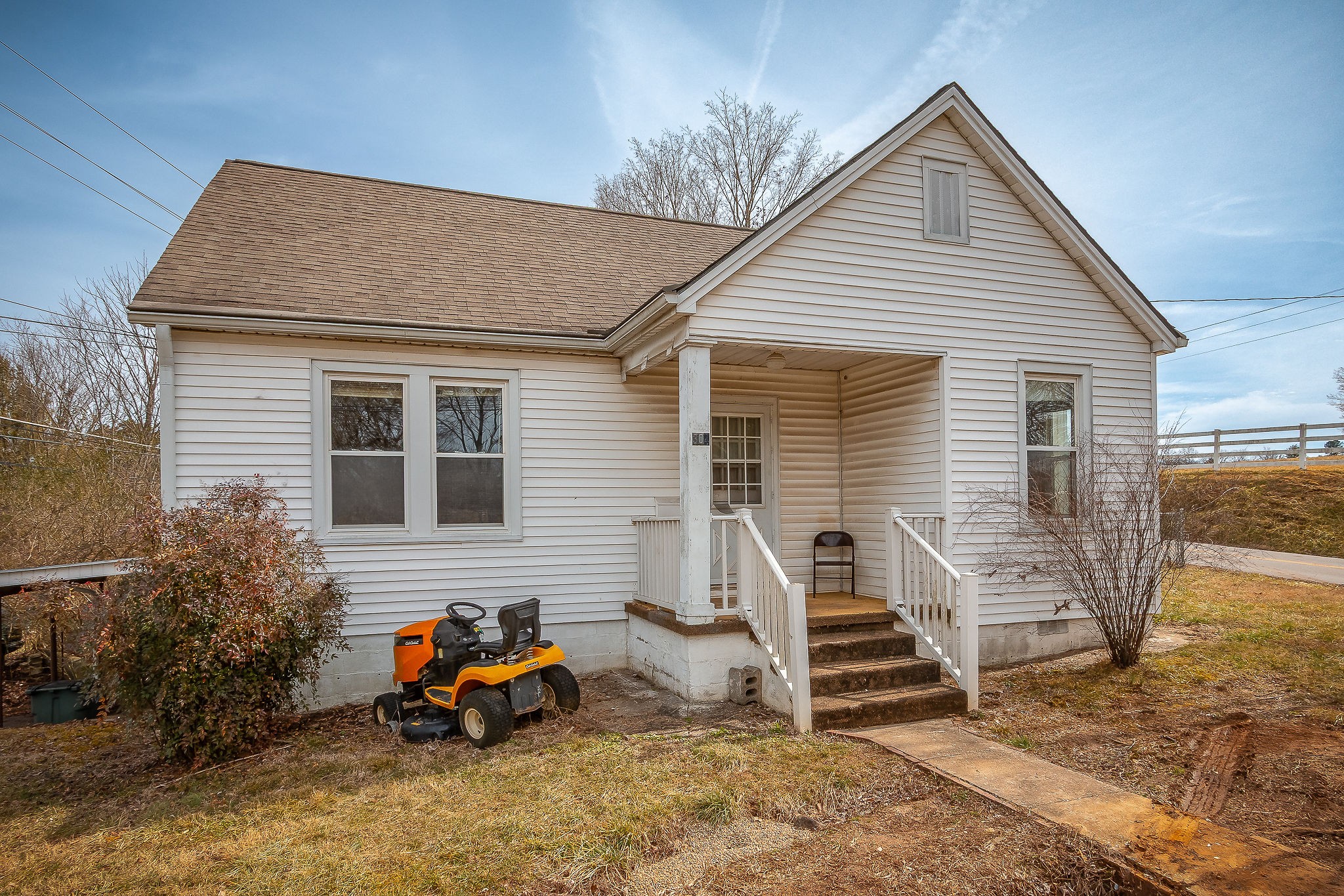 304 South Young Street Sparta, TN 38583 - Photo 3 of 20 a backyard of a house