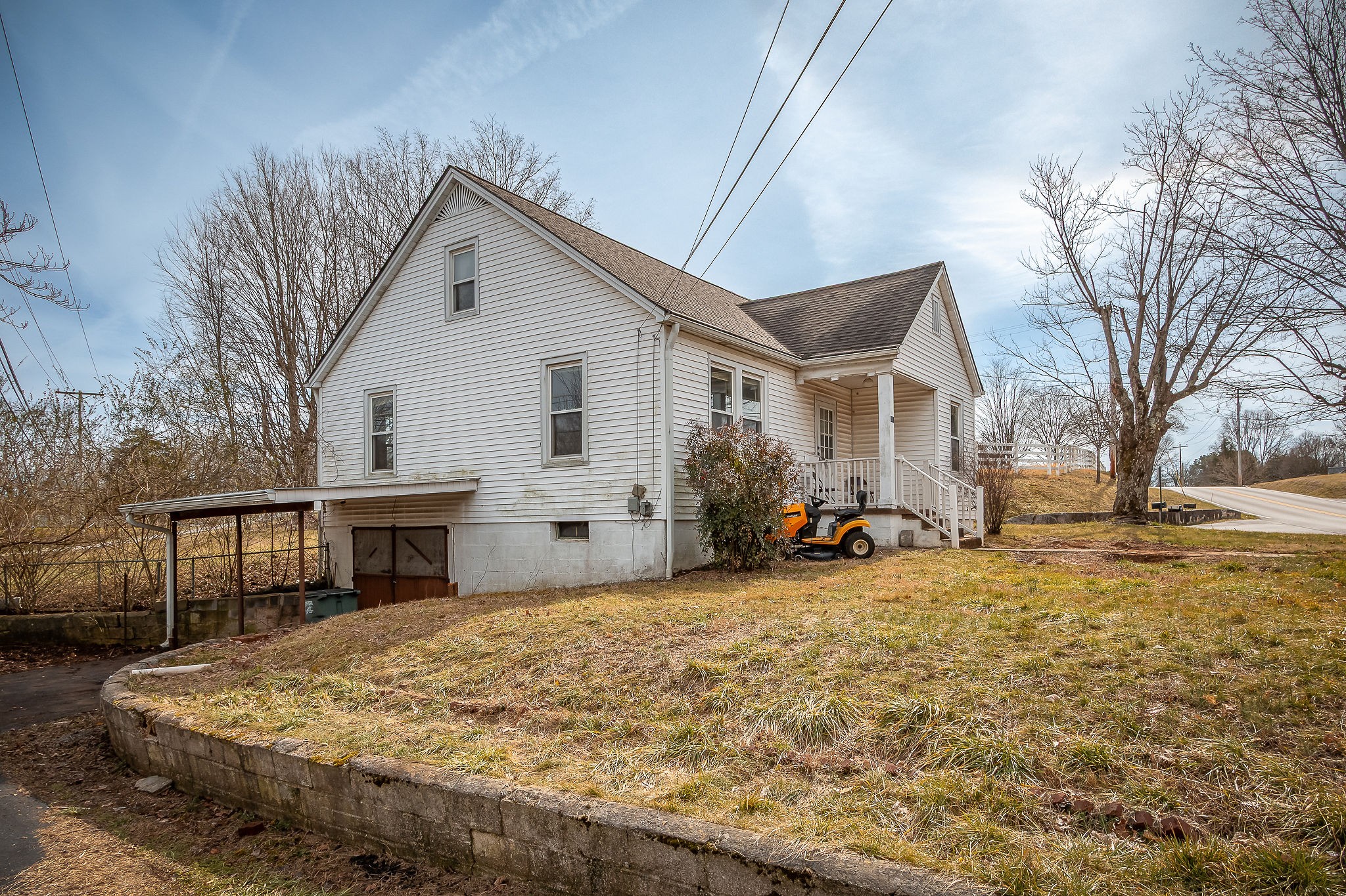 304 South Young Street Sparta, TN 38583 - Photo 4 of 20 a view of a house with a patio