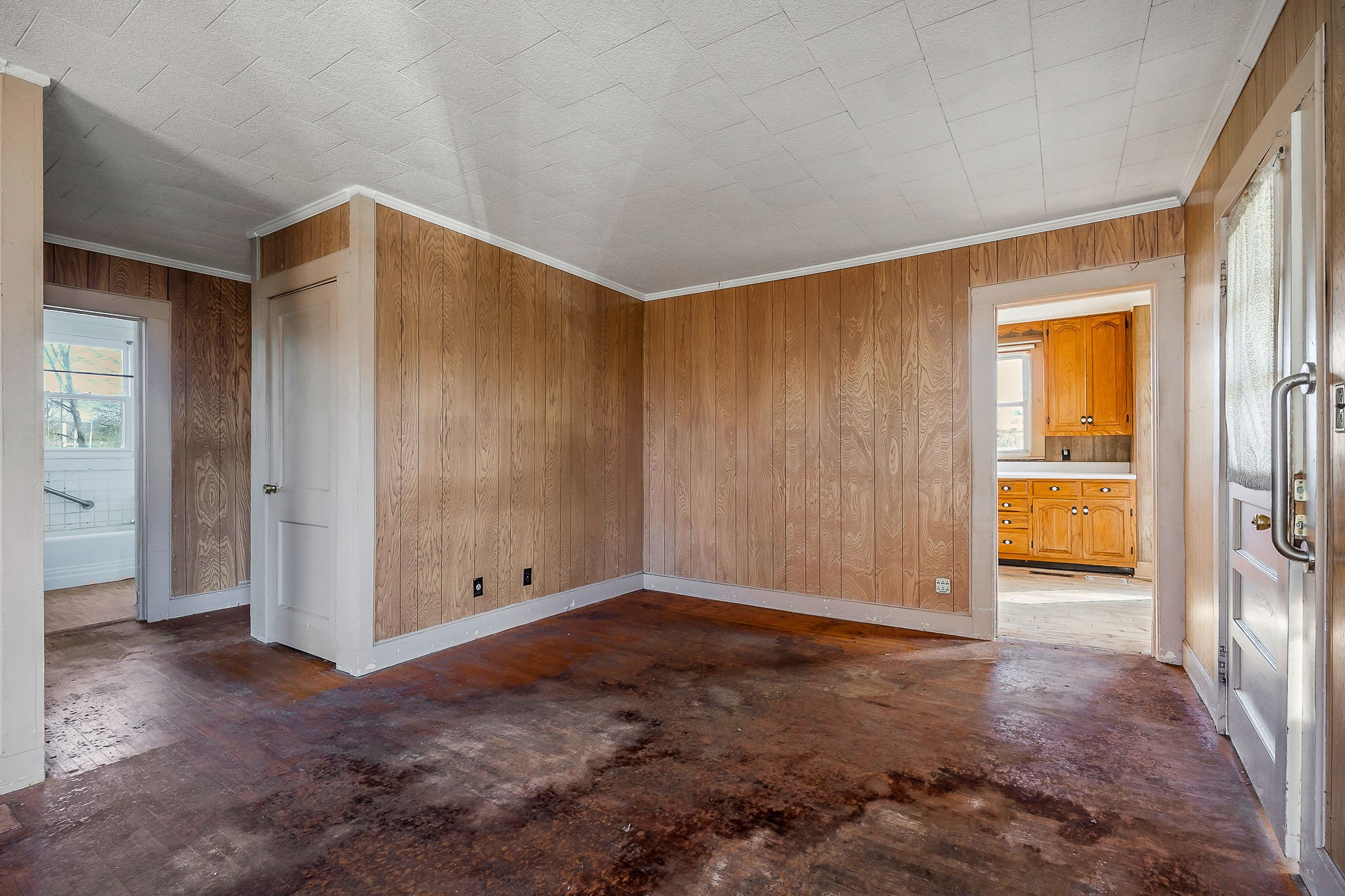 304 South Young Street Sparta, TN 38583 - Photo 10 of 20 an empty room with closet area