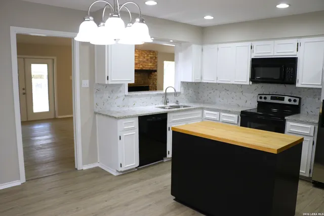 $2,450 | 13811 Brook Hollow Boulevard, San Antonio, TX 78232