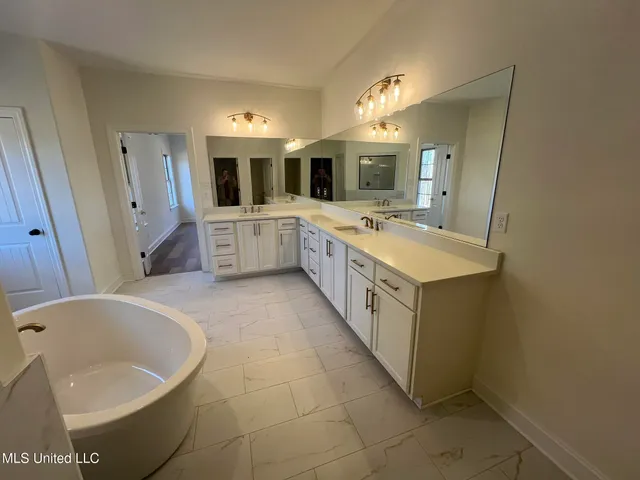 $599,000 | 451 Poplar Lane, Holly Springs, MS 38635