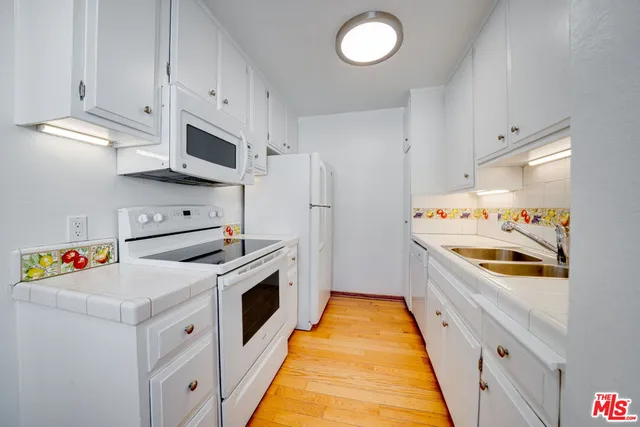 $4,895 | 230 Bicknell Avenue, Unit 104, Santa Monica, CA 90405