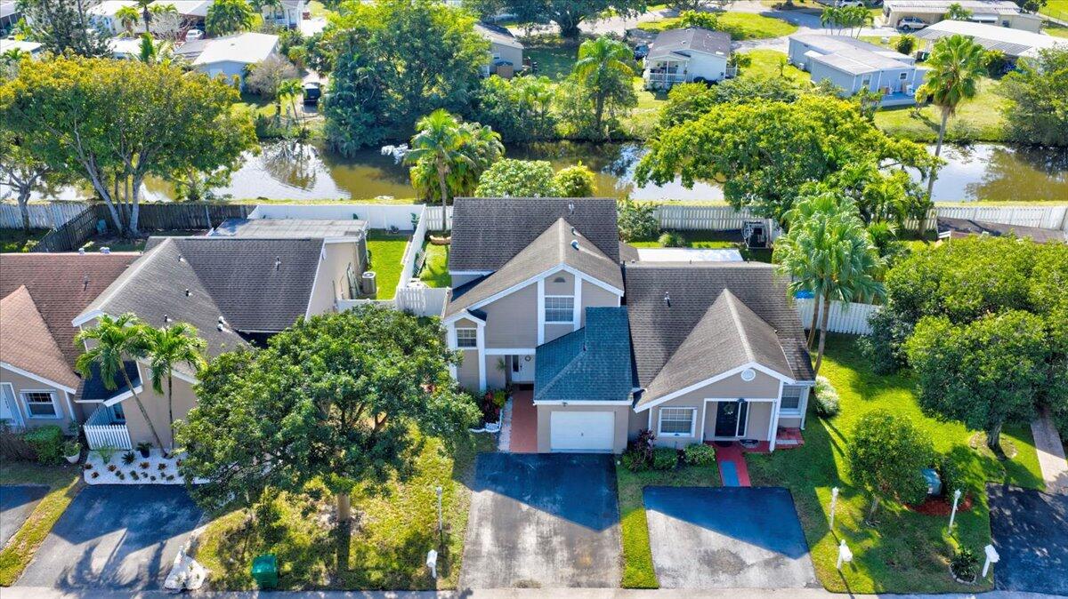 11140 Southwest 11th Place Davie, FL 33324 - Photo 24 of 37 28-DJI_20251213004455_0465_DAnd4more