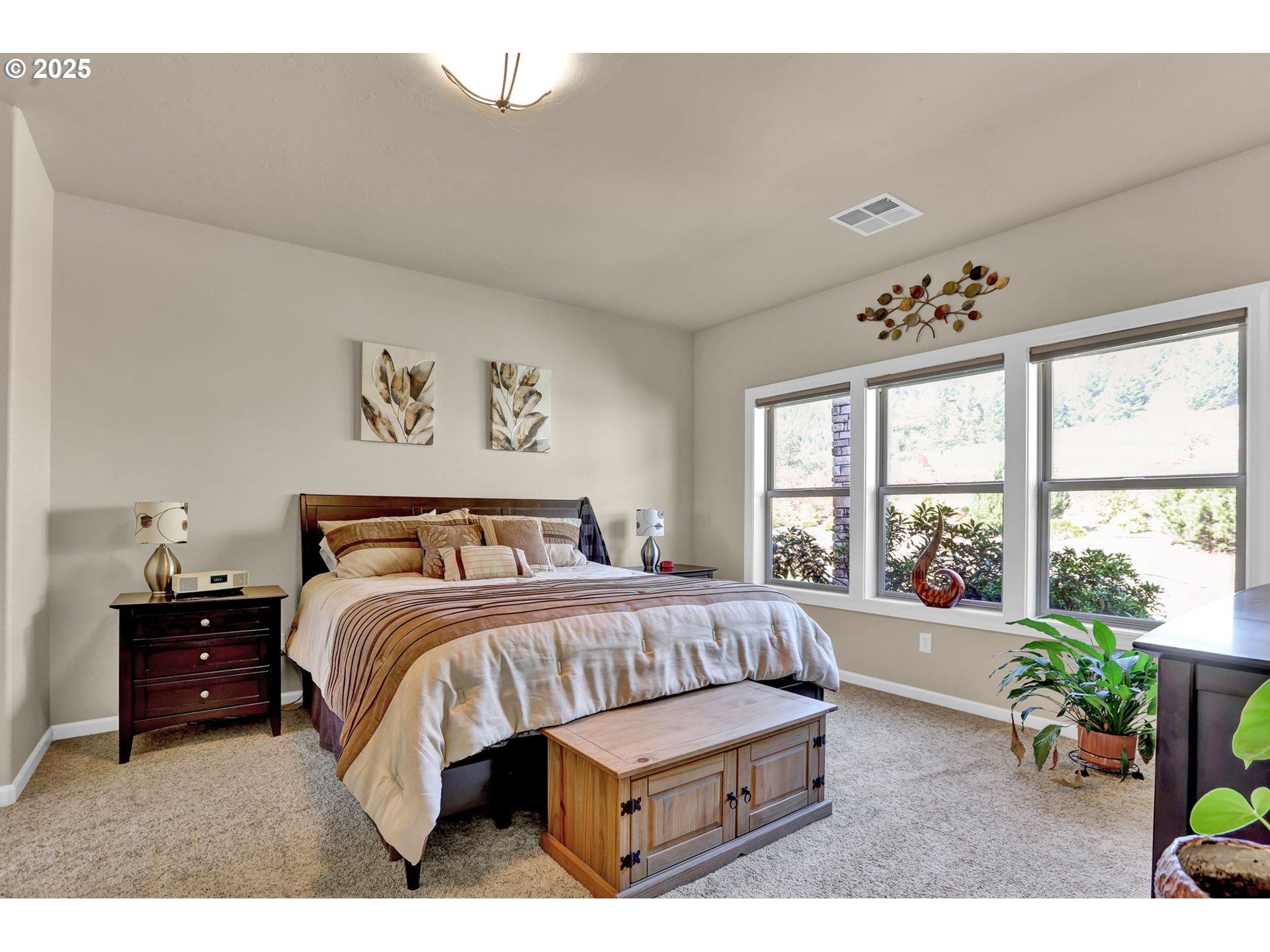 485 Andrews Road Yoncalla, OR 97499 - Photo 26 of 46 a bedroom with a bed and a large window