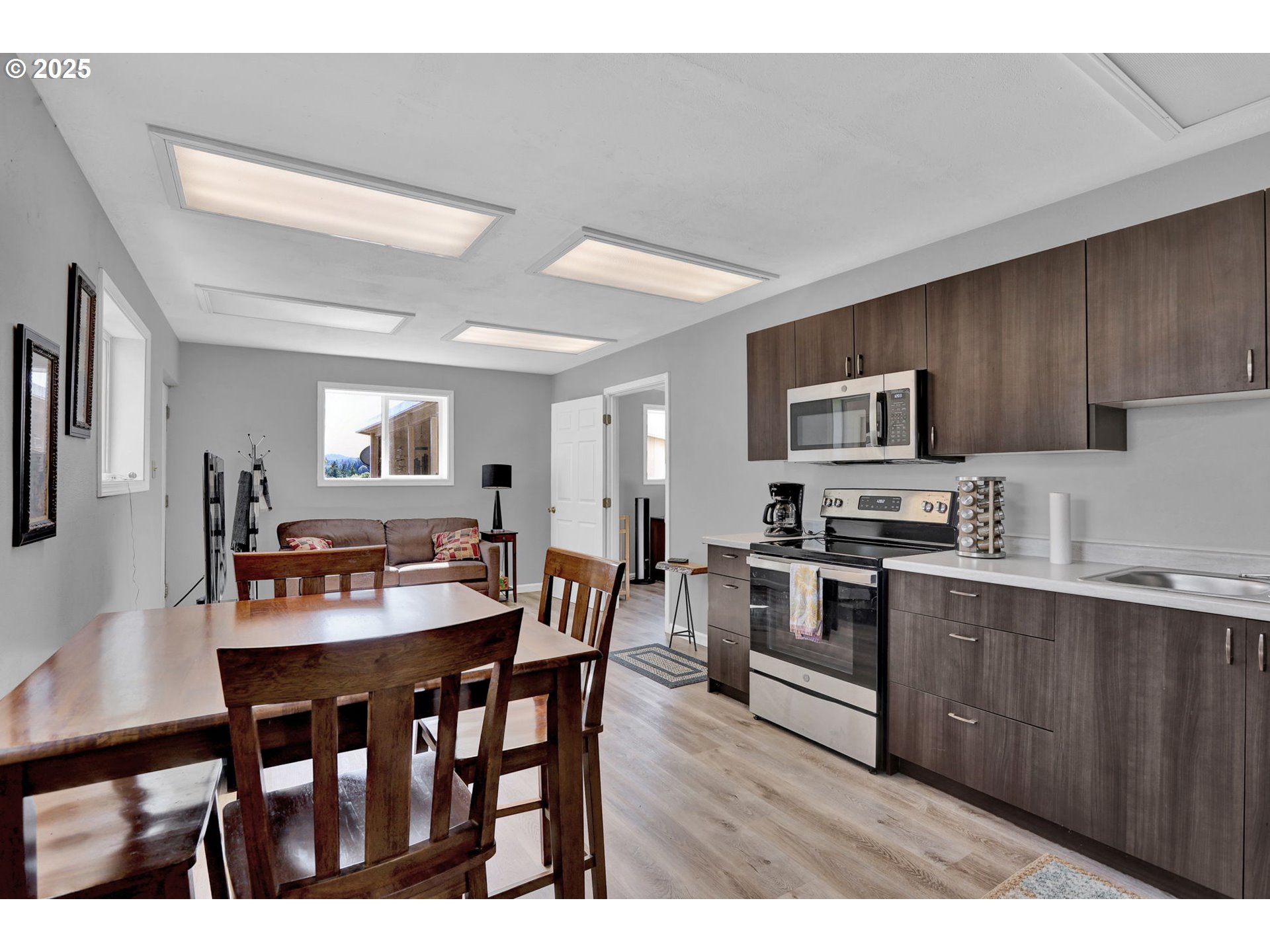 485 Andrews Road Yoncalla, OR 97499 - Photo 31 of 46 a large kitchen with a table and chairs