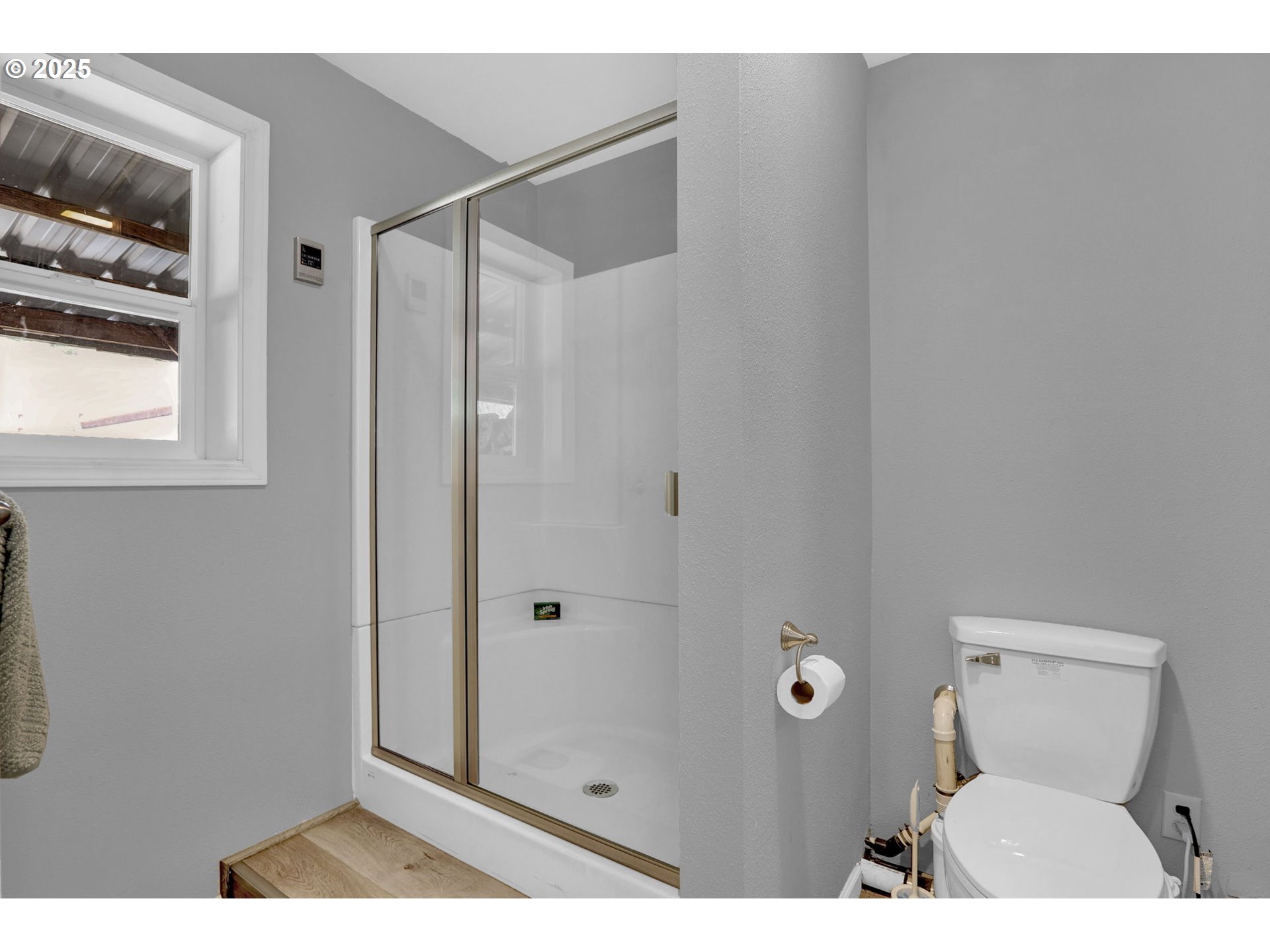 485 Andrews Road Yoncalla, OR 97499 - Photo 35 of 46 a bathroom with a toilet and a shower