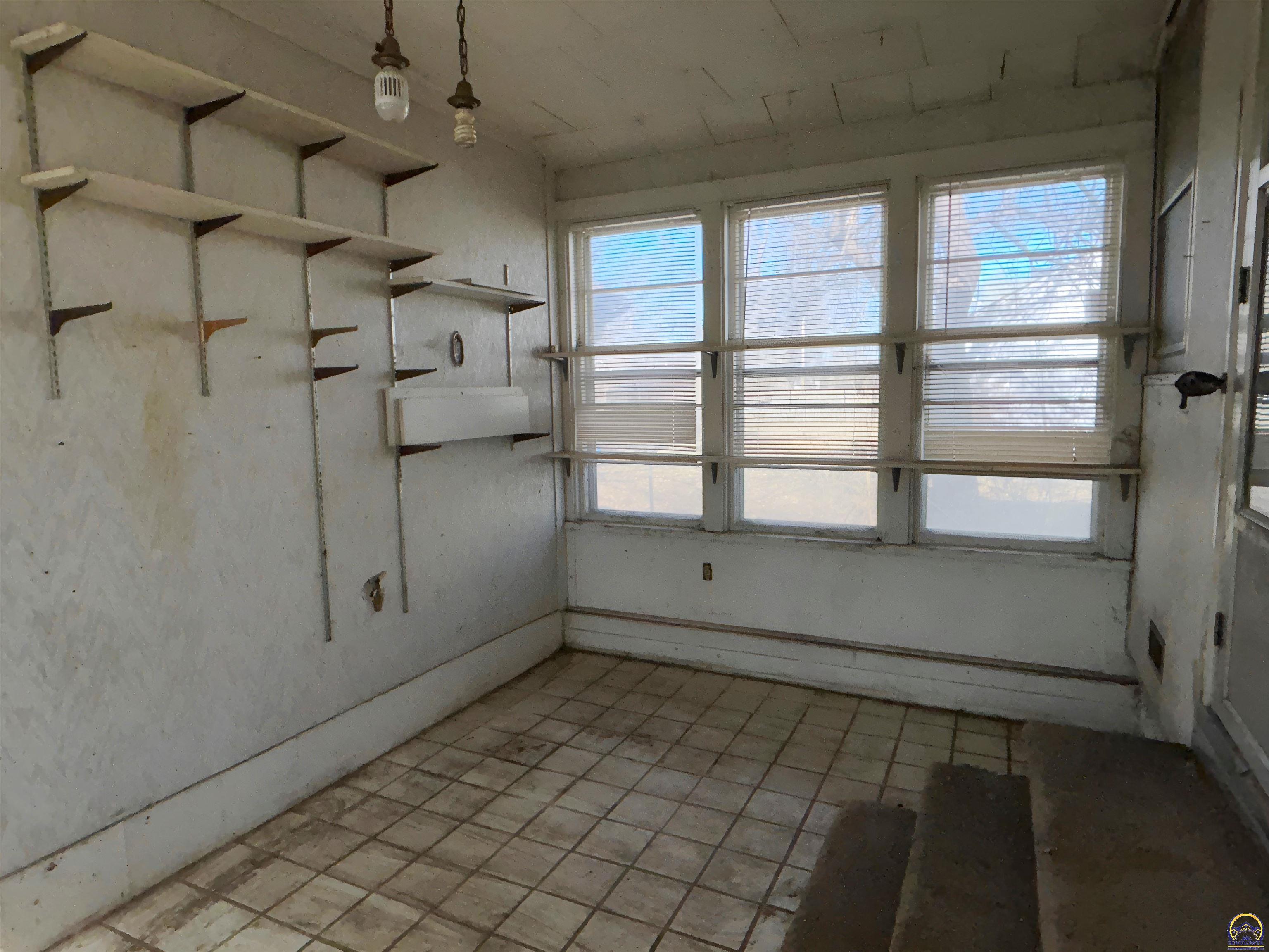 1533 Southwest High Avenue Topeka, KS 66604 - Photo 12 of 19