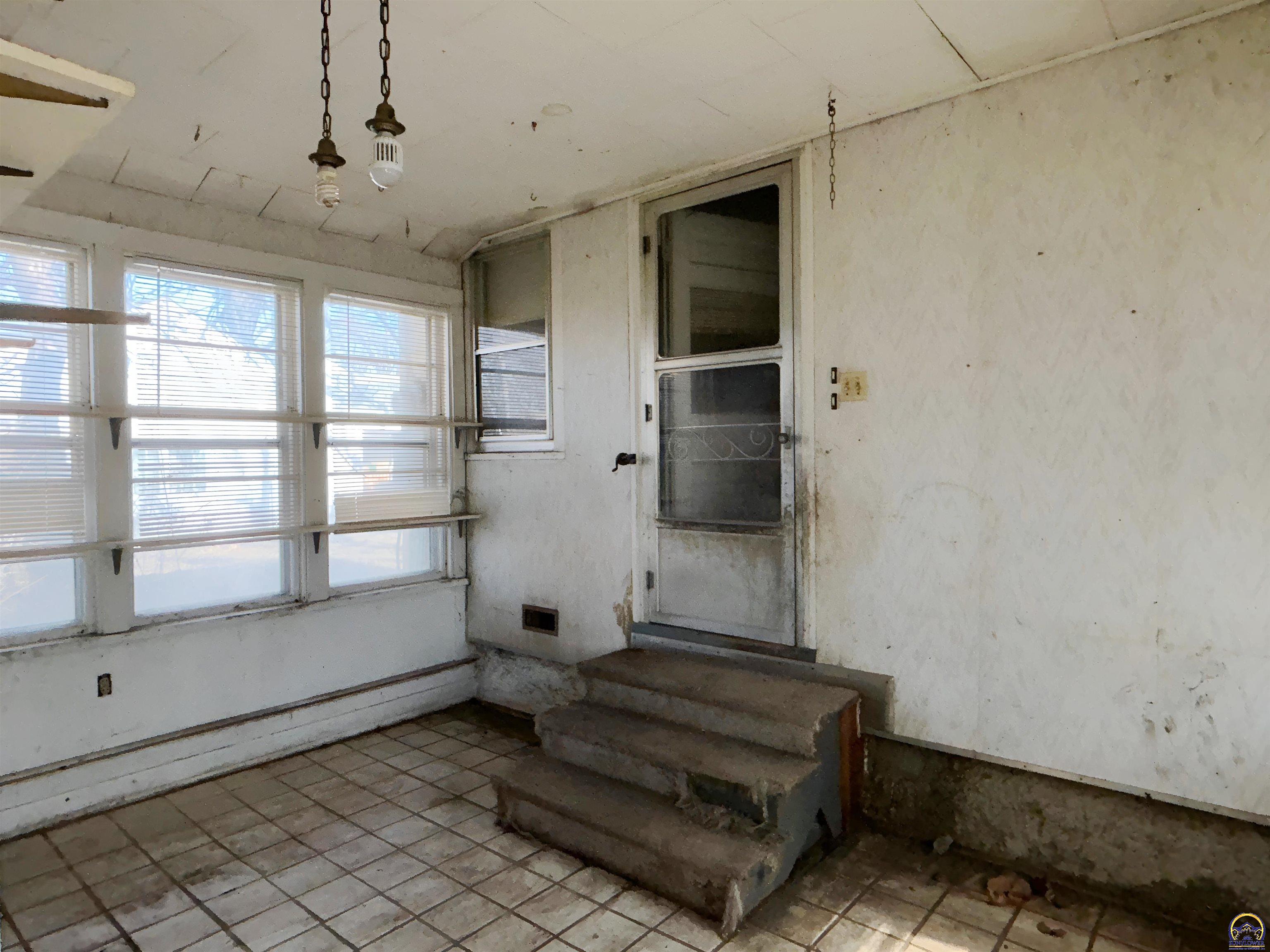 1533 Southwest High Avenue Topeka, KS 66604 - Photo 13 of 19