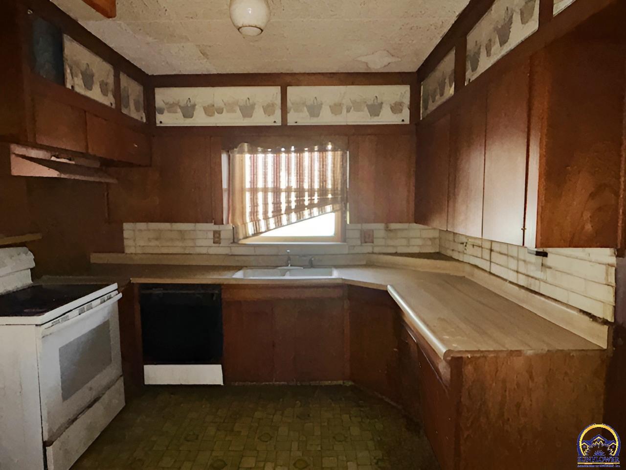 1533 Southwest High Avenue Topeka, KS 66604 - Photo 7 of 19