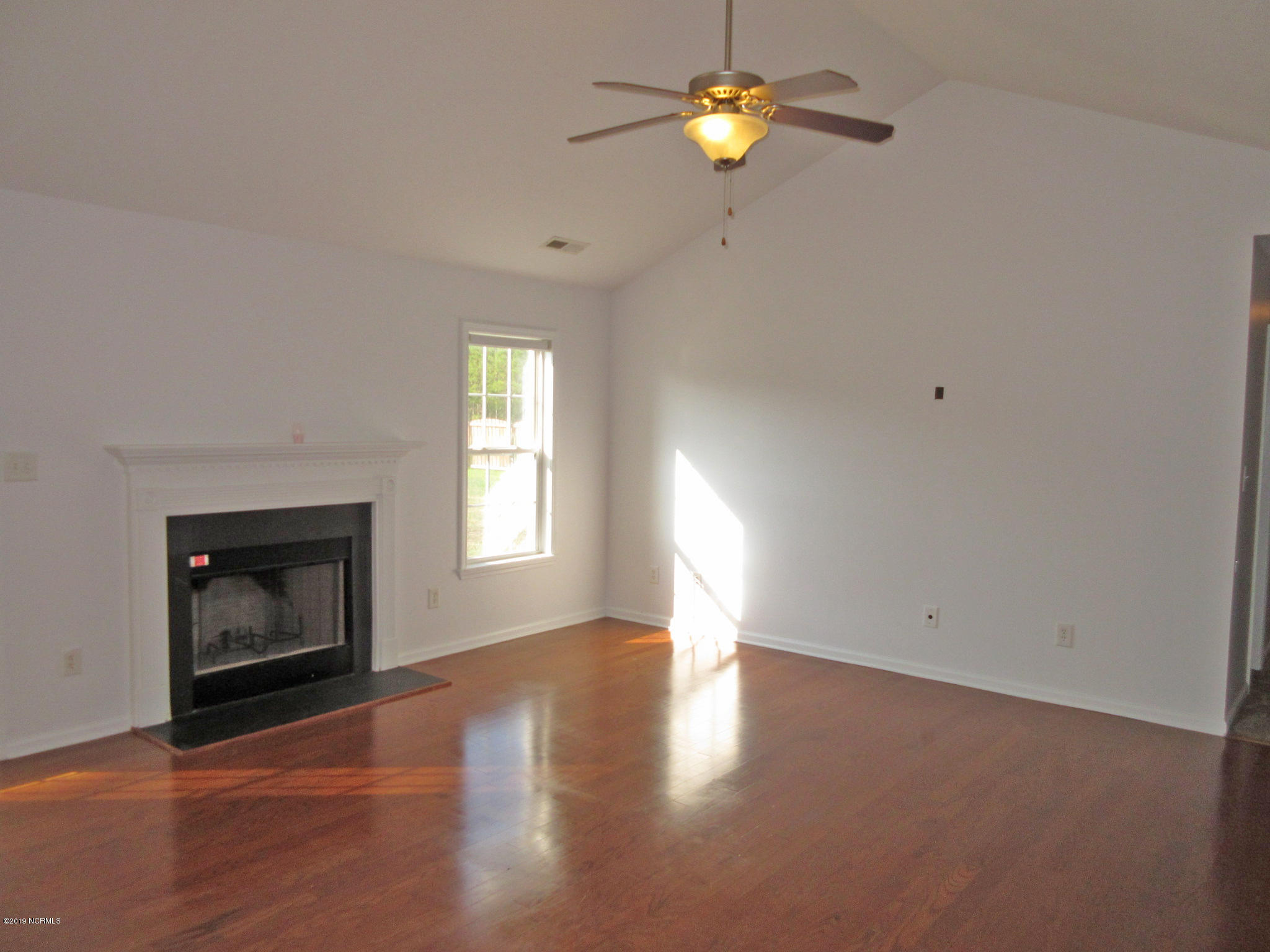 312 Trappers Road Hubert, NC 28539 - Photo 3 of 17 312 Trappers Rd - Living 2