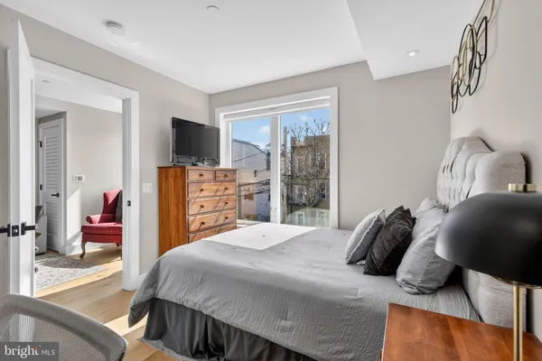 $2,400 | 919 12th Street Northeast, Unit 305, Washington, DC 20002