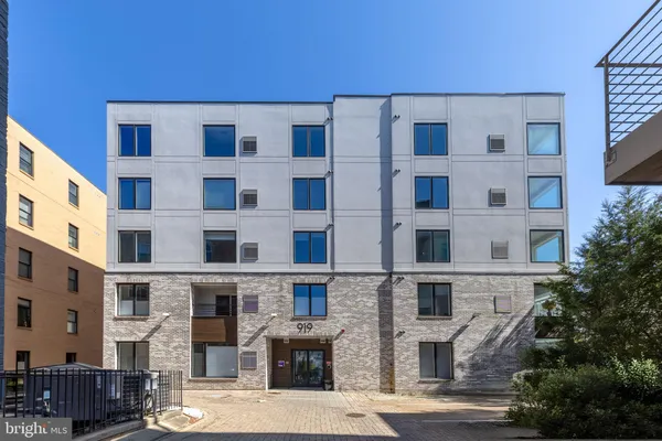 $2,400 | 919 12th Street Northeast, Unit 305, Washington, DC 20002