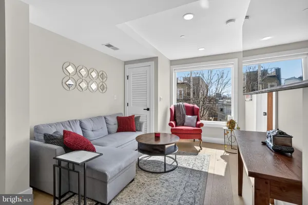 $2,400 | 919 12th Street Northeast, Unit 305, Washington, DC 20002