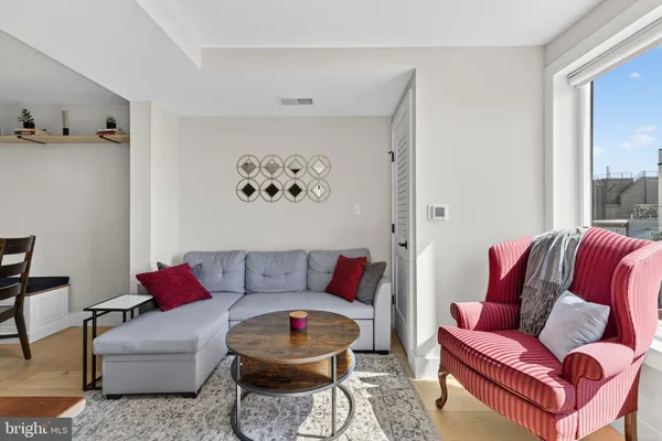 $2,400 | 919 12th Street Northeast, Unit 305, Washington, DC 20002