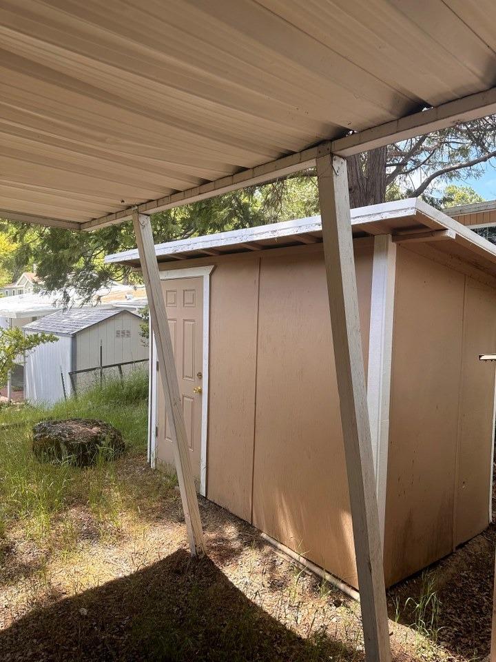 39678 Fresno Flats Road, Unit 39 Oakhurst, CA 93644 - Photo 33 of 34 a backyard of a house