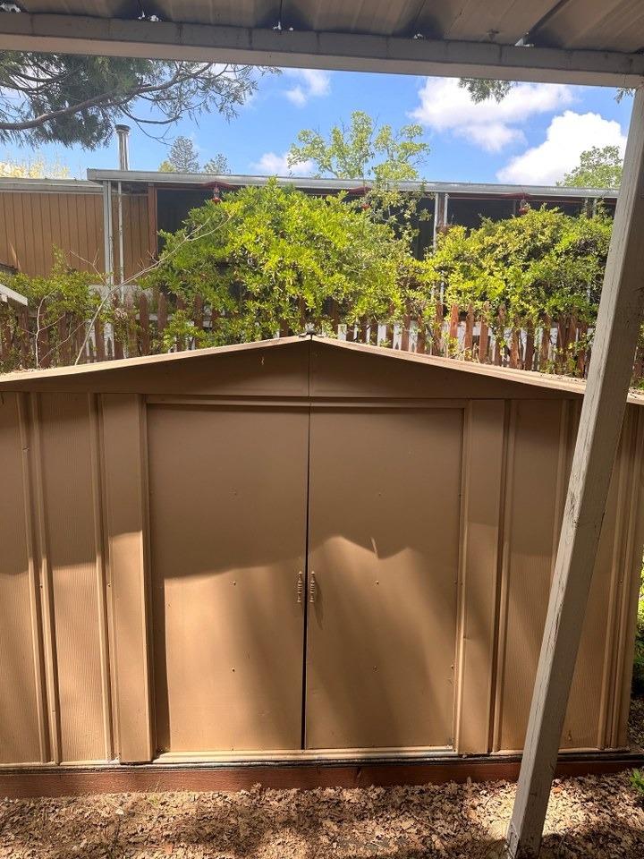 39678 Fresno Flats Road, Unit 39 Oakhurst, CA 93644 - Photo 34 of 34 a closeup of a window